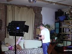 Blondchen beim Solosex während der Aufnahmen