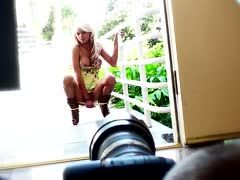 Blondes Traumbabe zeigt ihren heißen Body