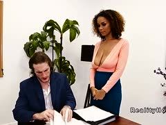 Ihren Boss fickt das schwarze Hängetittenluder