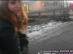 Public pinkelt das heiße Teenluder