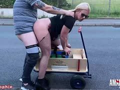 Blondine im Netzoutfit am Rastplatz gevögelt