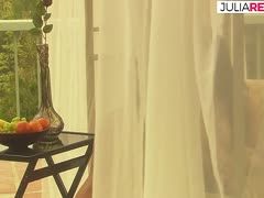 Die Brünette auf der Terrasse geritten