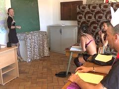 Strenge Lehrerin beim Sexunterricht