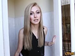 Blonde beim CFNM Porno